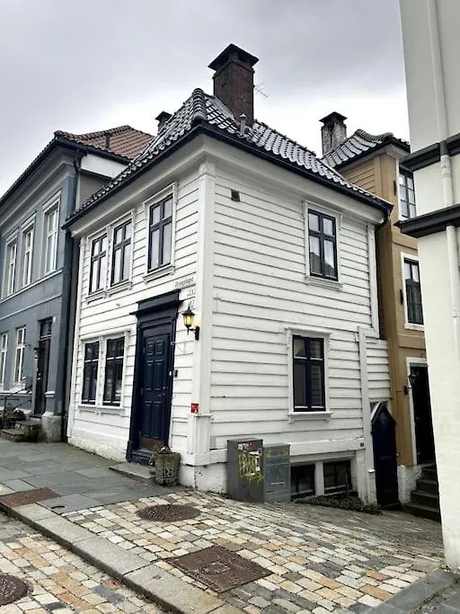 Cozy Apartment In Popular Street Берген